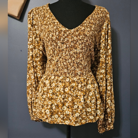 Old Navy Tops - Old Navy floral peplum v neck smocked top plus size 2X